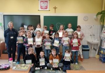 Spotkanie uczniów klas I–III z policjantami – uczymy się, jak być bezpiecznym na drodze